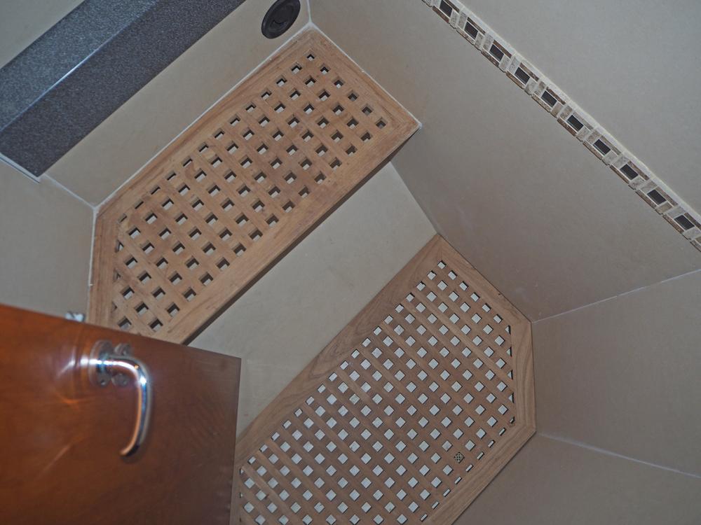 Cabin en avant, H&eacute;bergements